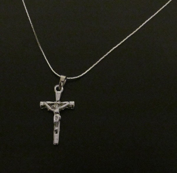 Halskette mit Kreuz