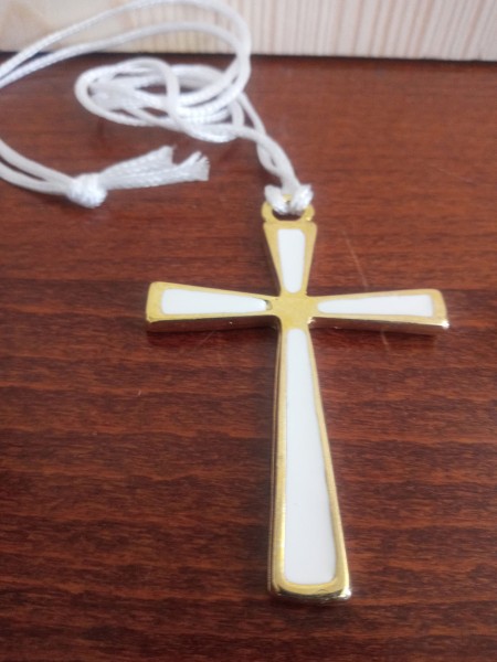 Kreuz Metall ca. 7 cm mit Cordel weiß zum Umhängen (z:B. f.Ministranten oder Erskommunion )